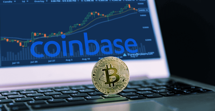 La plateforme Coinbase sur un ordinateur et un Bitcoin