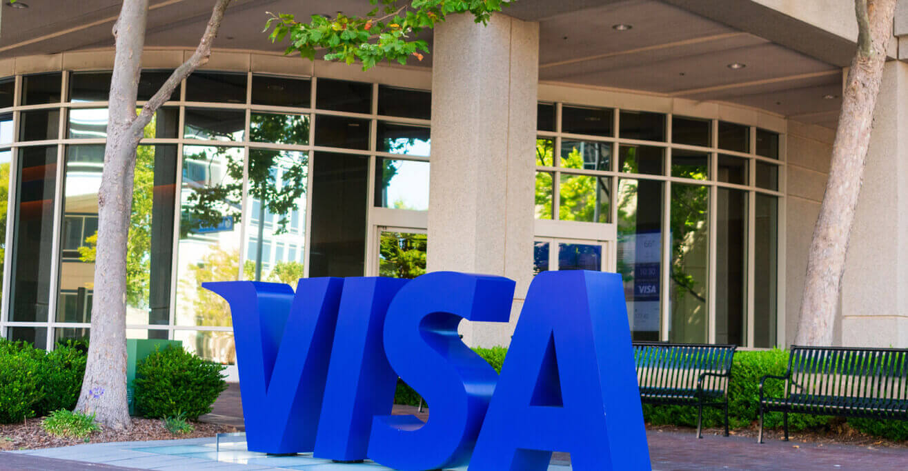 Logo Visa et enseigne au siège de Visa Inc. dans la Silicon Valley