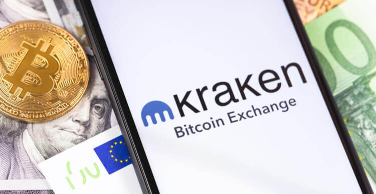 Image du logo Kraken sur un smartphone avec Bitcoin et de l’argent