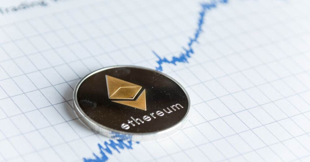 Une image d'une coin Ethereum sur un papier montrant une tendance à la hausse