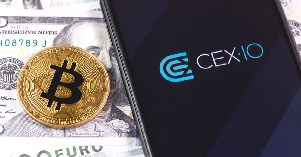 Une image d'un bitcoin à côté d'un écran montrant le logo de CEX.IO