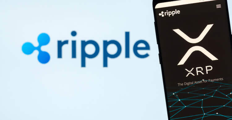 Une image du site Web de Ripple sur un téléphone et son logo en arrière-plan