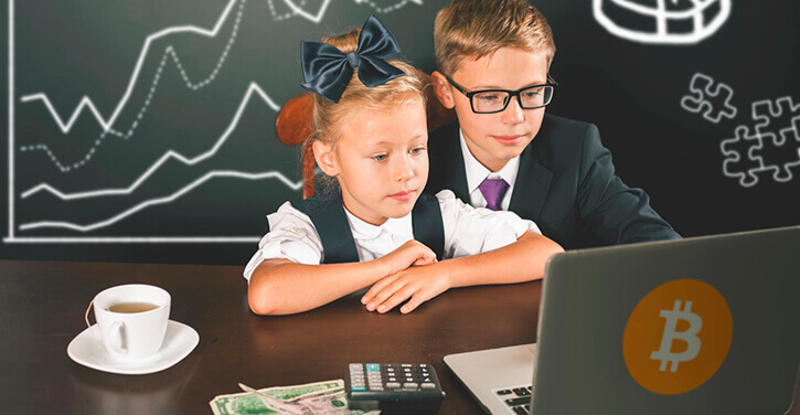 Image d'enfants apprenant l'existence de Bitcoin sur un ordinateur portable