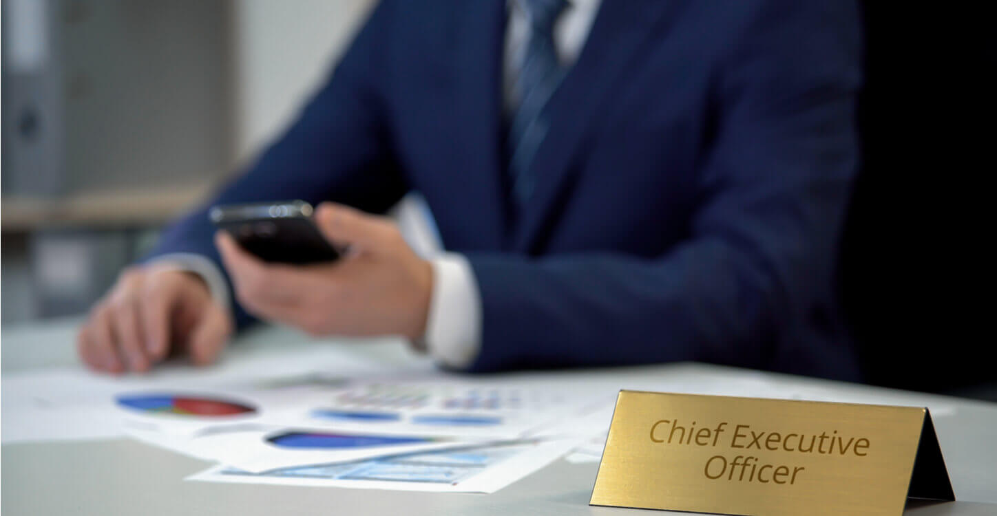 L'image d'un homme travaillant sur un rapport dans le bureau du PDG