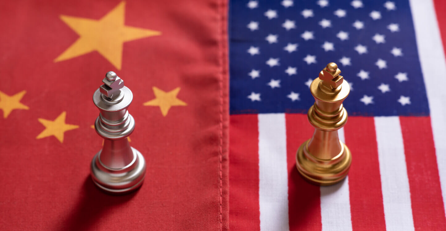 Une image de deux pièces d'échecs sur les drapeaux américain et chinois