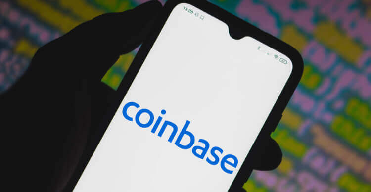 Un écran de téléphone affichant le logo de Coinbase