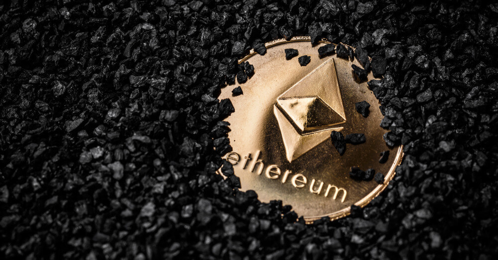 Image d’un coin Ethereum recouvert de cailloux noirs