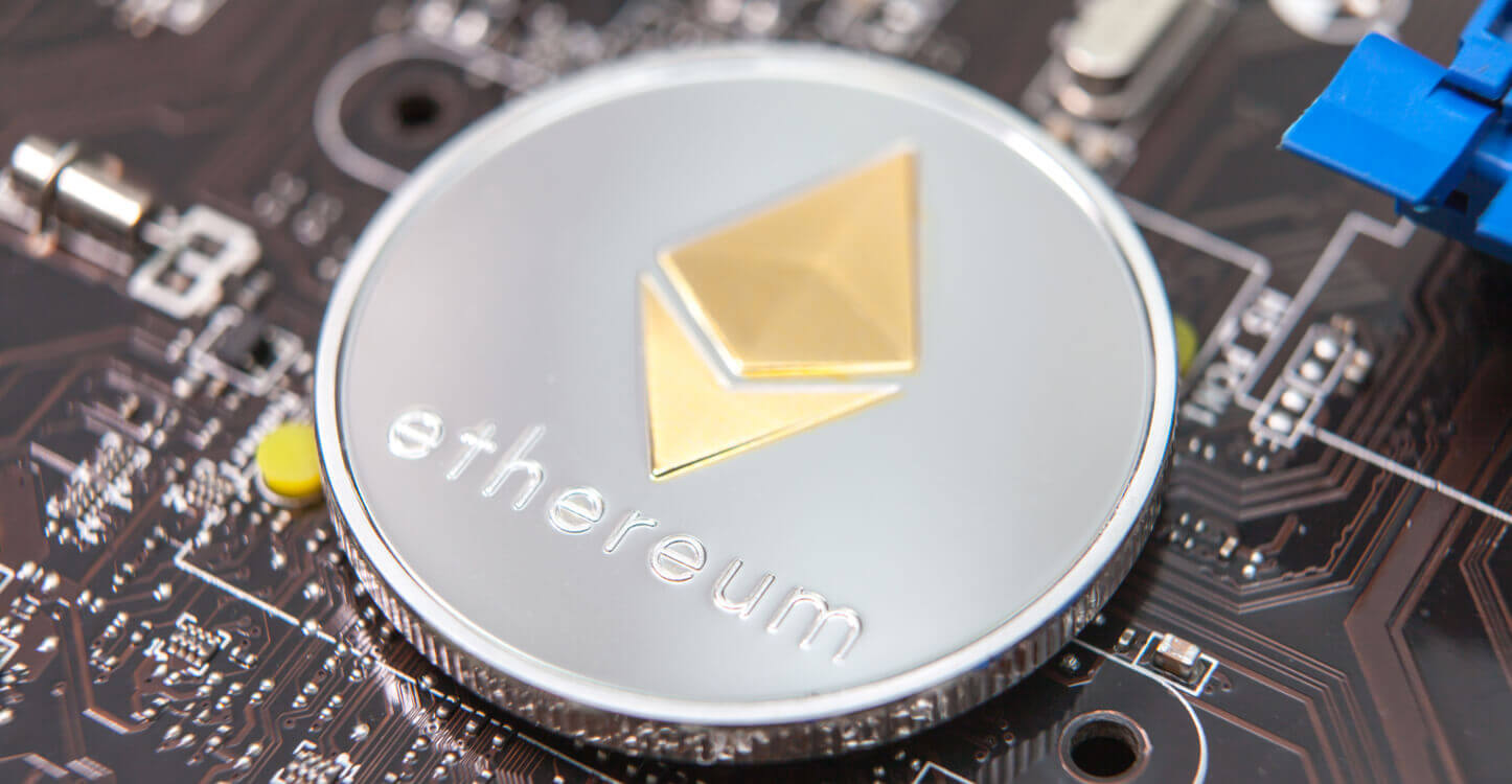 Une image d’un coin ETH sur un circuit imprimé