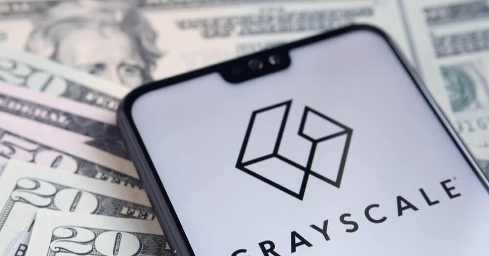 Logo de Greyscale sur un smartphone avec des billets de banque