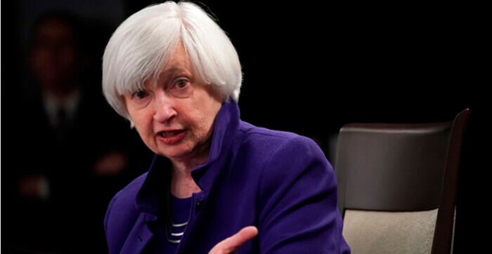 Une photo de Yellen parlant lors d'une conférence de presse