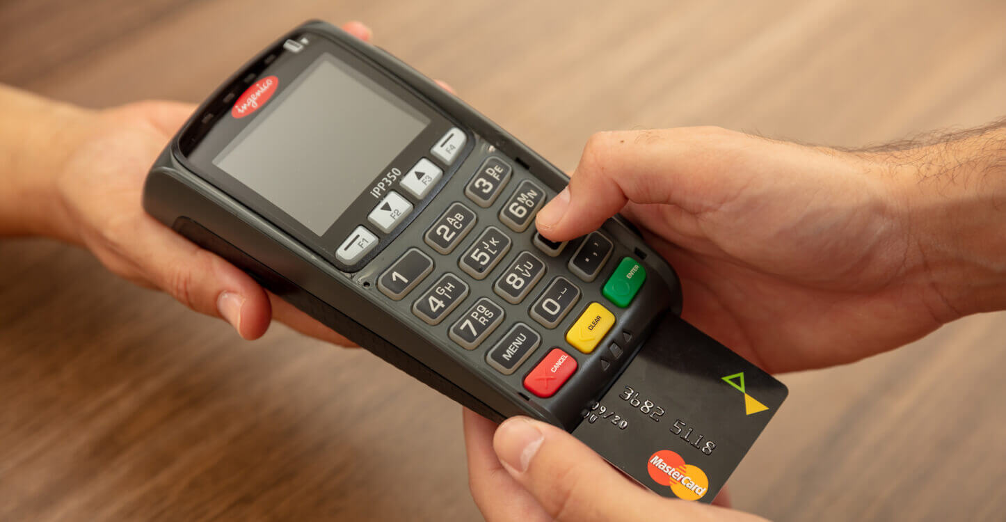 Image d'une carte Mastercard utilisée à un terminal de paiement POS