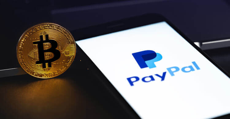 Une image d'un Bitcoin et des écrans de téléphone montrant le logo PayPal