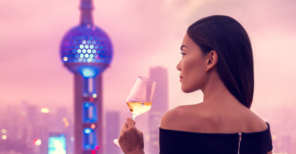 Image d'une femme buvant du vin blanc à Shanghai, en Chine