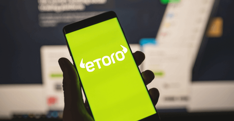 Une image d'un écran de téléphone montrant le logo eToro