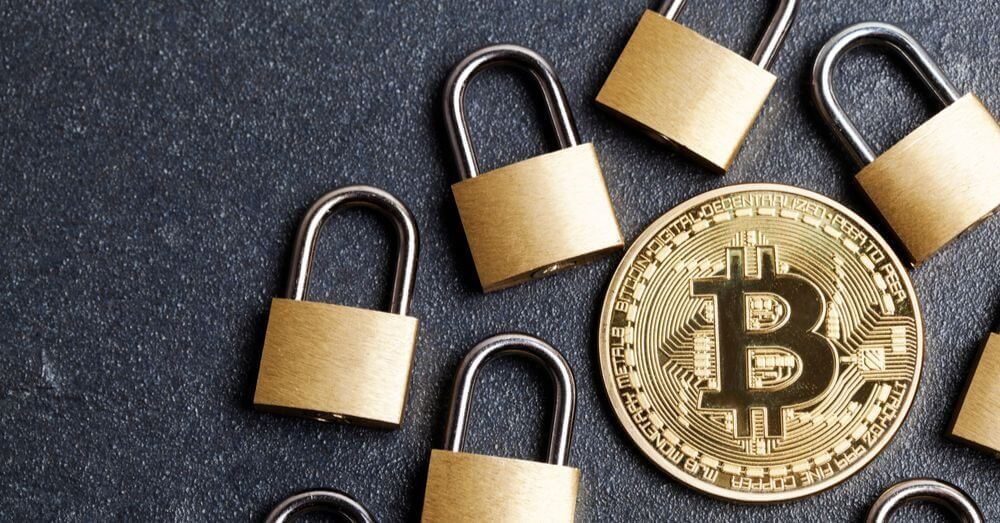 Une image d'un bitcoin et de cadenas sur les côtés