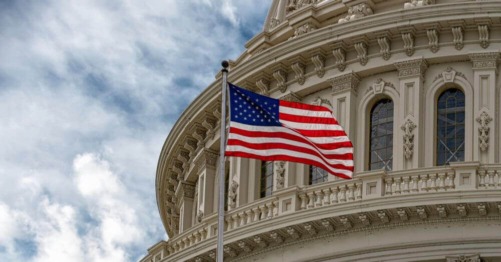 Image du drapeau américain devant le Capitole