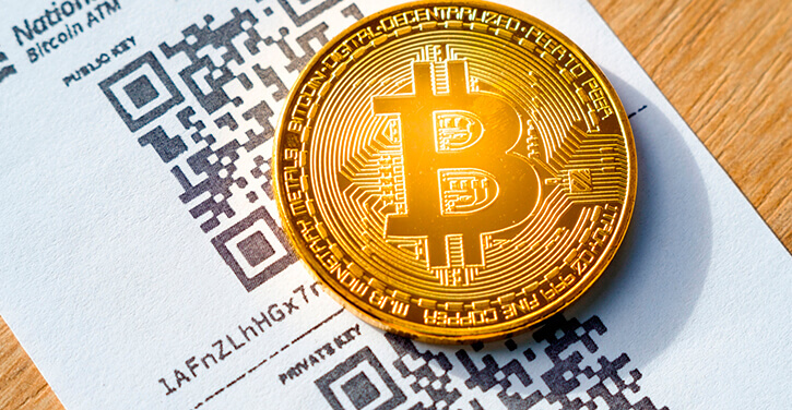 Un jeton Bitcoin sur un QR code