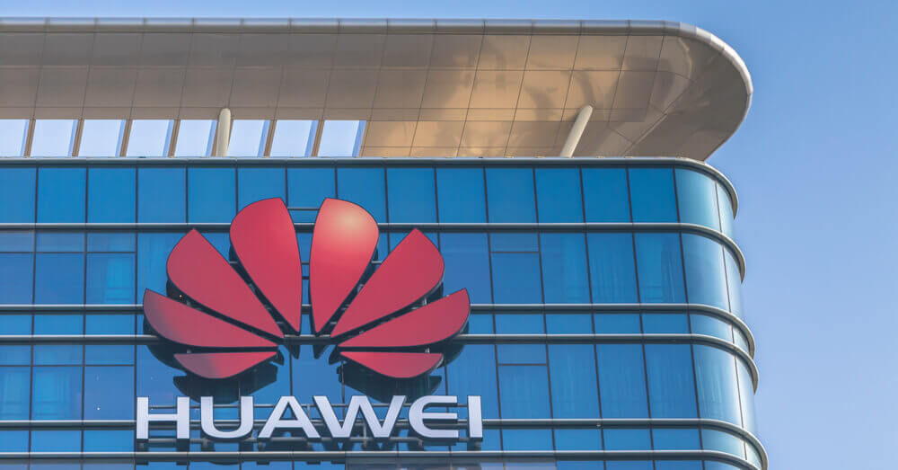 Image d'un panneau Huawei sur un bâtiment