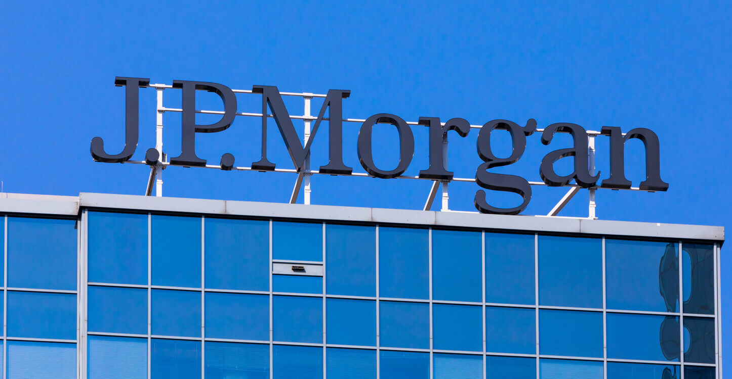 Une image du logo de JP Morgan sur le dessus des immeubles de bureaux