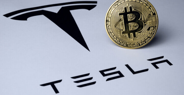 Image d'un Bitcoin sur une surface en papier montrant le logo Tesla