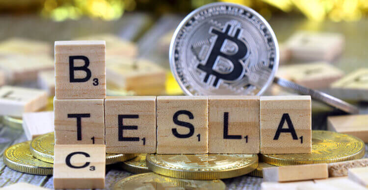 Une image de pièces de scrabble épelant BTC et Tesla