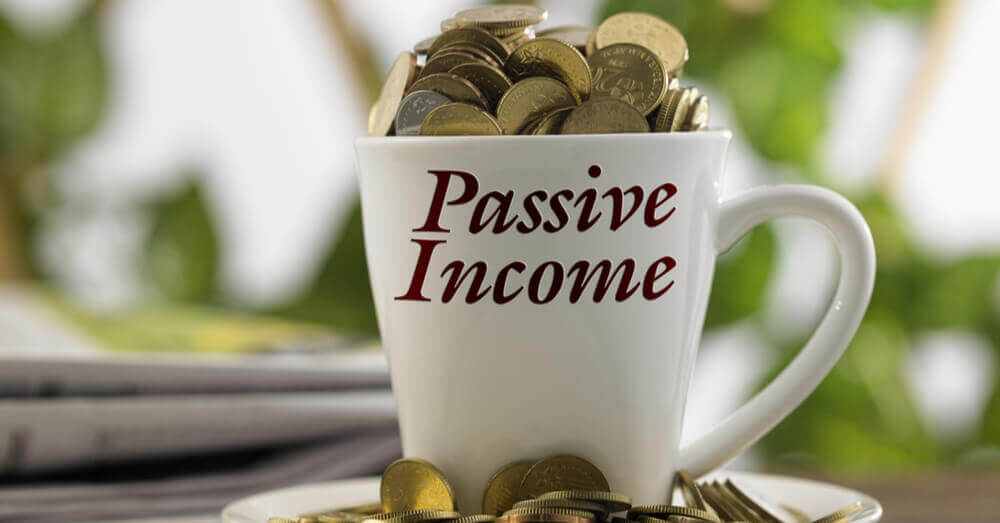 Image d'un mug avec des coins pour des revenus passifs