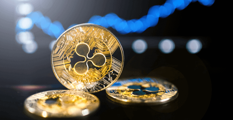 Une pile de jetons XRP devant un graphique de marché flou