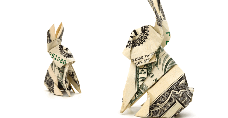 Deux lapins en origami fabriqués à partir de billets de banque américains