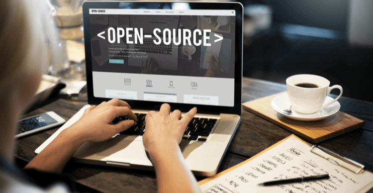 Un internaute regarde un logiciel open-source sur un MacBook