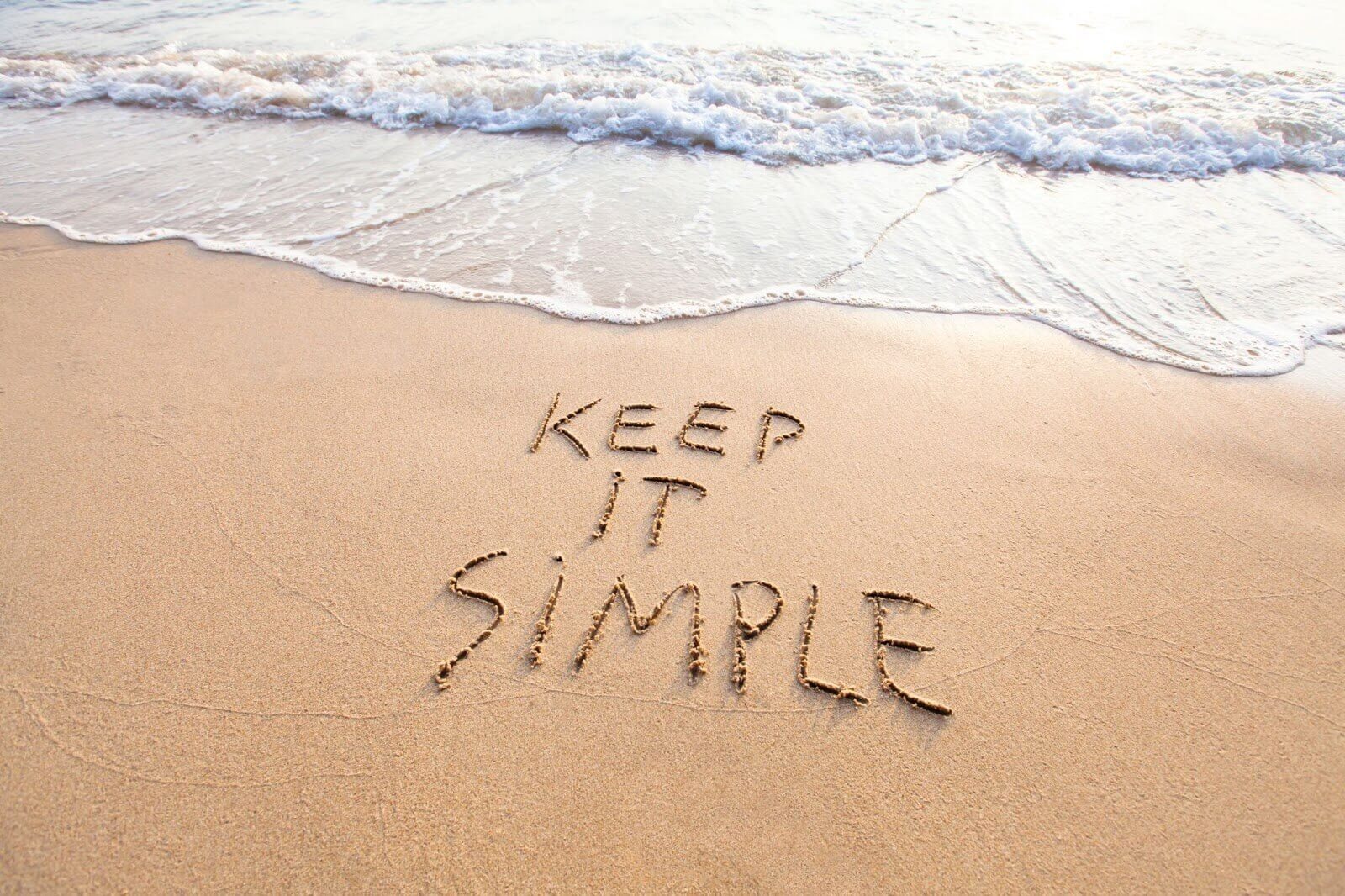 ’Keep it simple’ écrit dans le sable