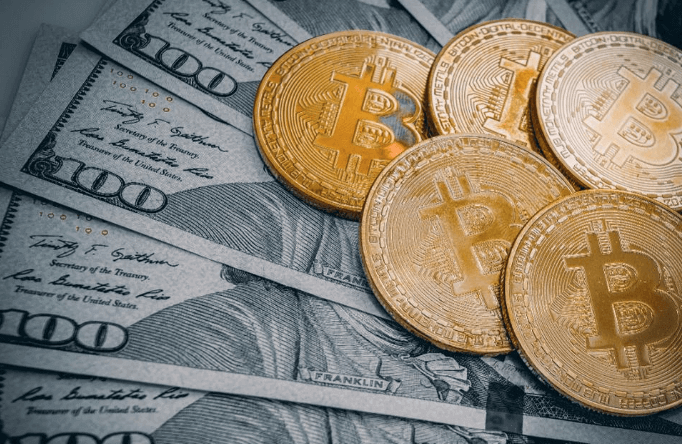Pièces de Bitcoin et dollars. Les stable coins sont liés au dollar ou à une monnaie fiat. Binance ajoute des stable coins comme devises de référence