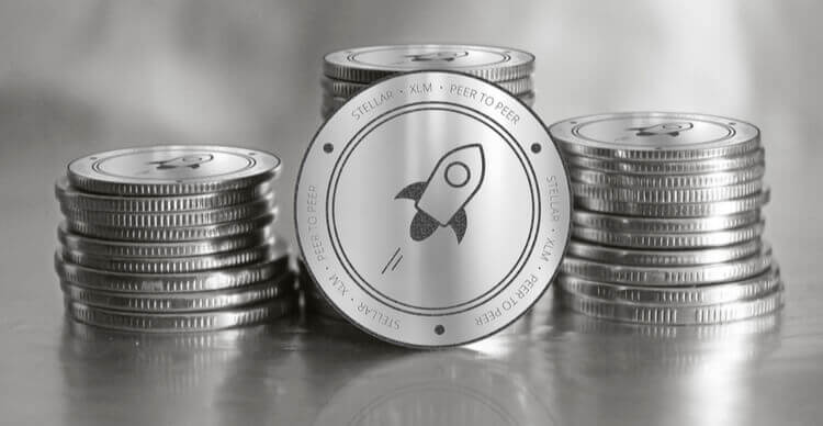 La crypto-monnaie Stellar au milieu d'une pile de coins en argent