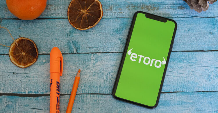 Logo eToro sur un smartphone