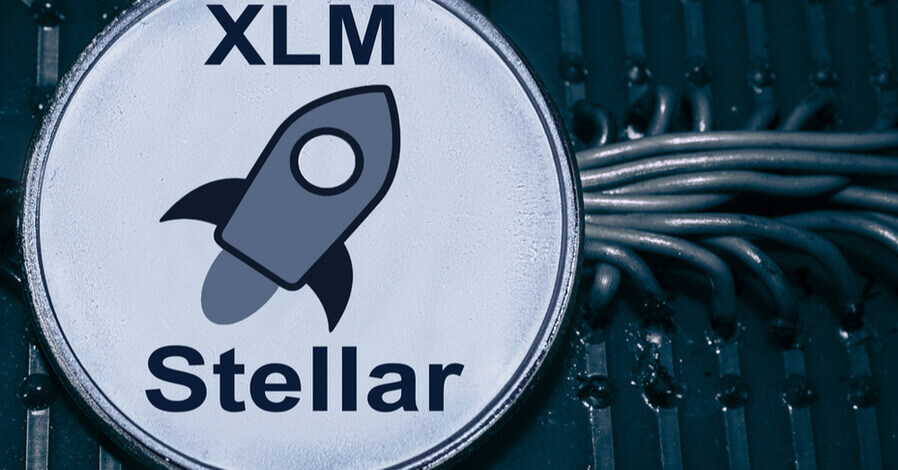 Coin de la crypto-monnaie Stellar devant des câbles interconnectés