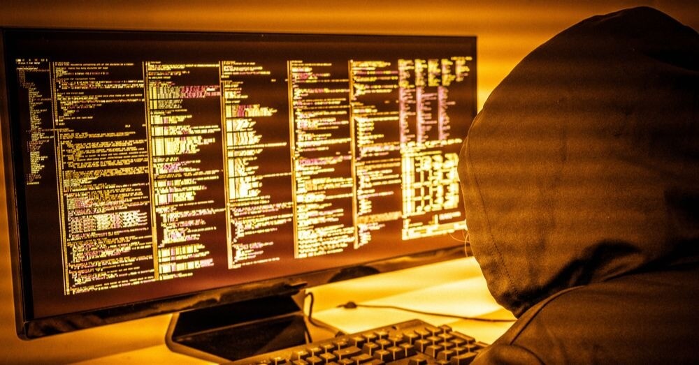 Ein Hacker vor dem Computer