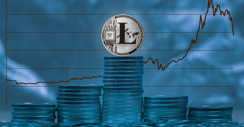 Ein einzelner Litecoin auf einem Stapel Silbermünzen