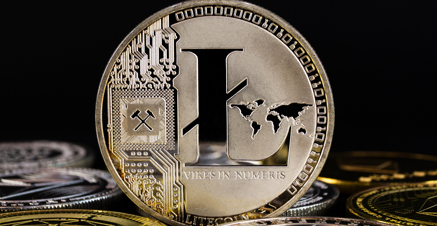 Foto der LTC-Münze auf einem Stapel Altcoins