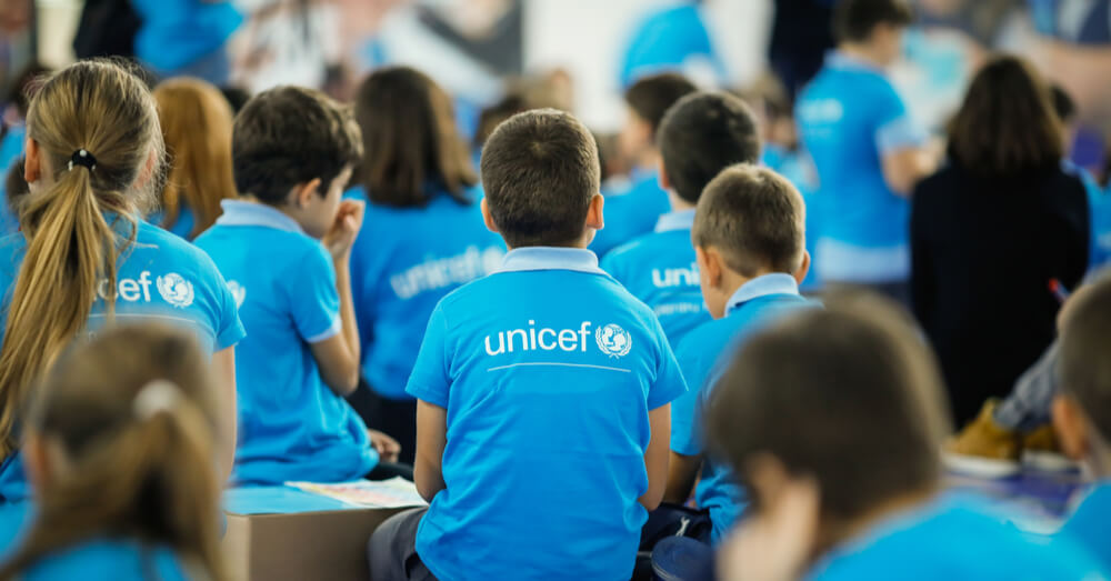 Kinder in UNICEF-Shirts