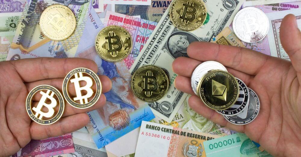 Bild von Händen, die Bitcoin- und Ethereum-Münzen über einem Stapel Bargeld halten