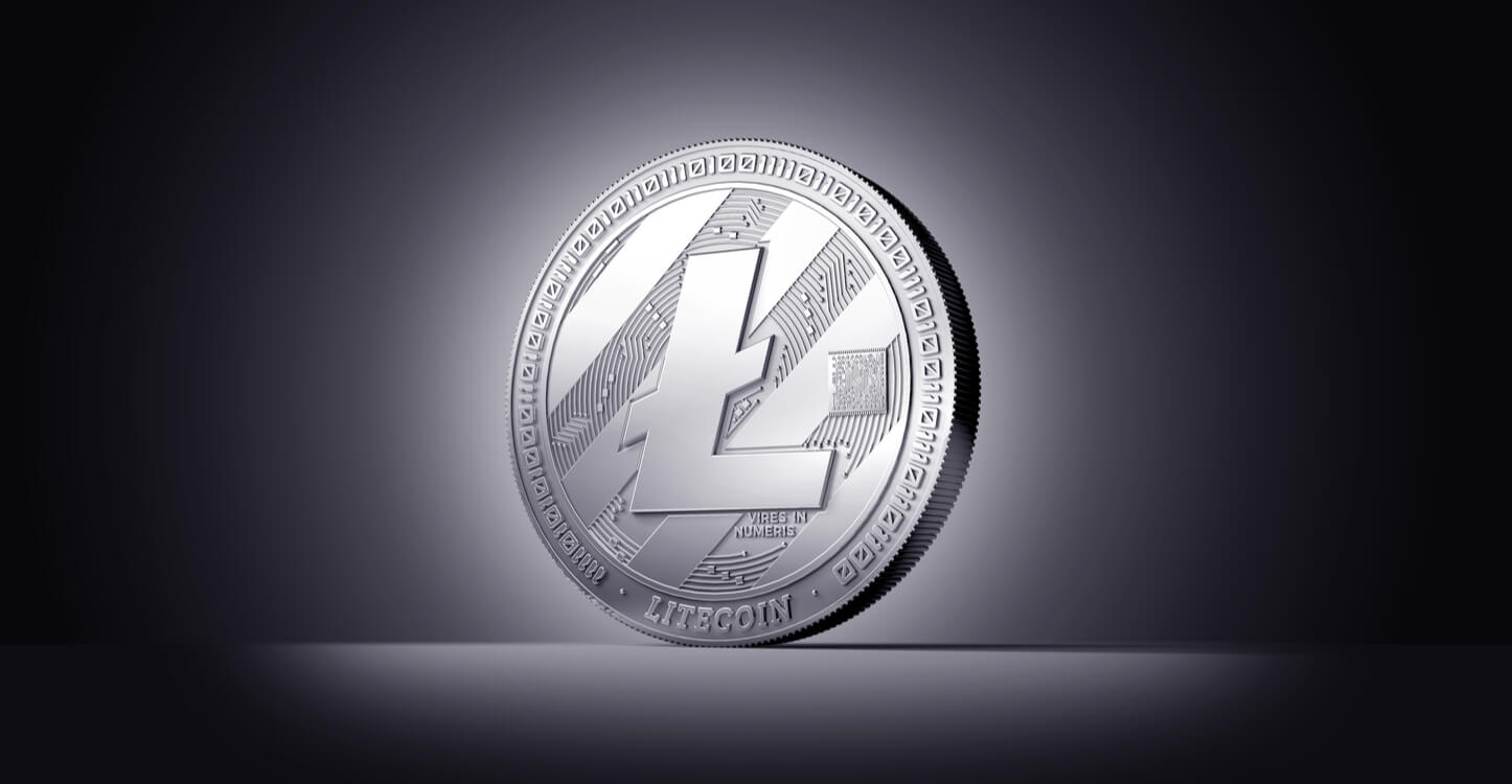 Ein beleuchtetes Litecoin-Bild vor einem dunklen Hintergrund