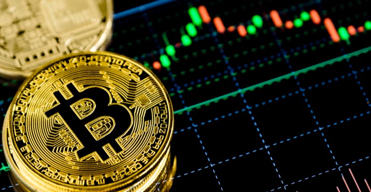 Bild gestapelter Bitcoins mit Handelsdiagramm