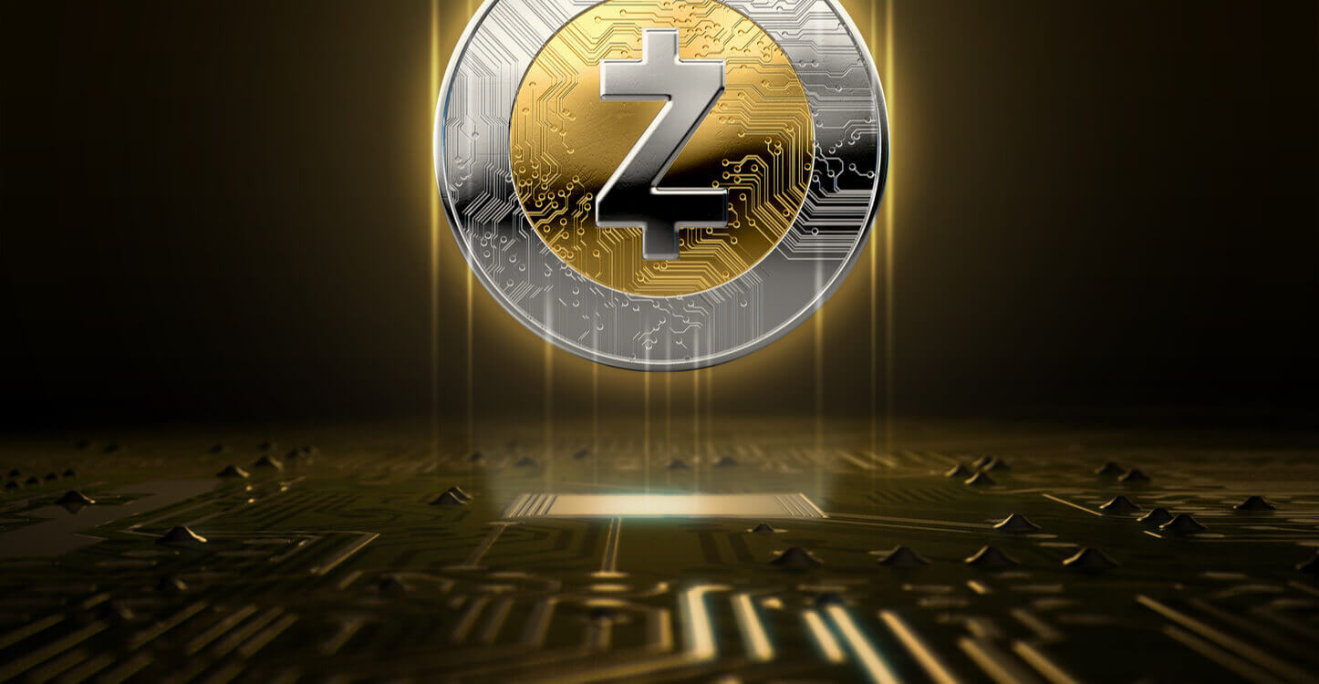 Zcash-Münze, die über einer Computerplatine schwebt