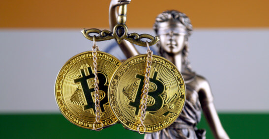 Bild von Justitia, die Bitcoin vor der indischen Flagge hält