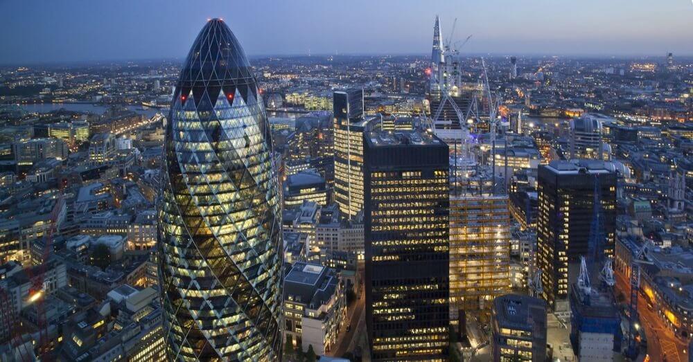 Die Skyline von London bei Nacht