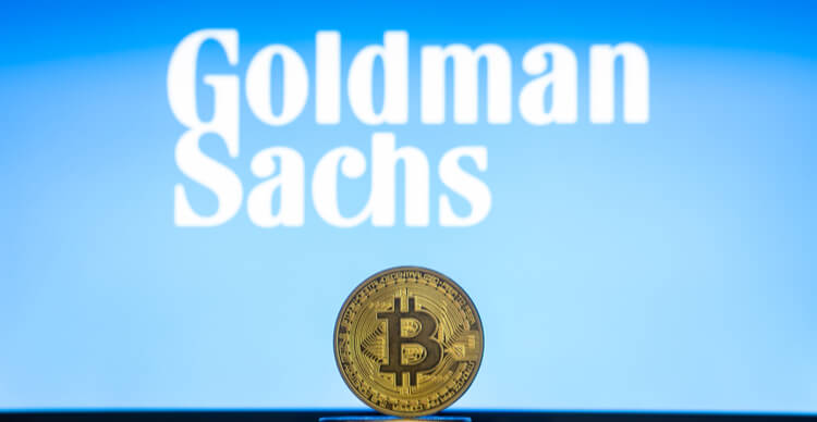 Das Goldman Sachs-Logo and ein Bitcoin