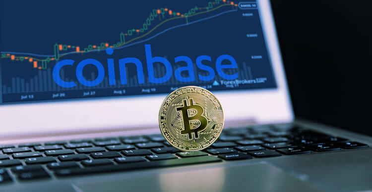 Ein Bitcoin mit der Coinbase-Plattform im Hintergrund