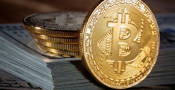 Goldene Bitcoin auf US-Dollar in der Nahaufnahme