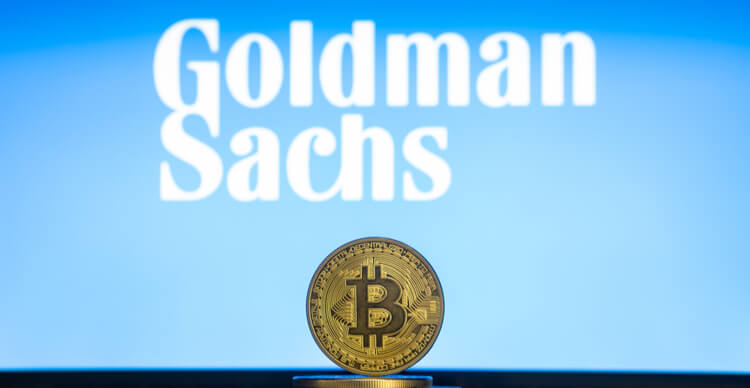 Bild eines Bitcoins vor Goldman Sachs