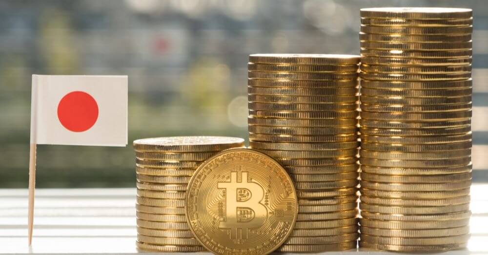 Bild eines Stapels Bitcoins mit japanischer Flagge