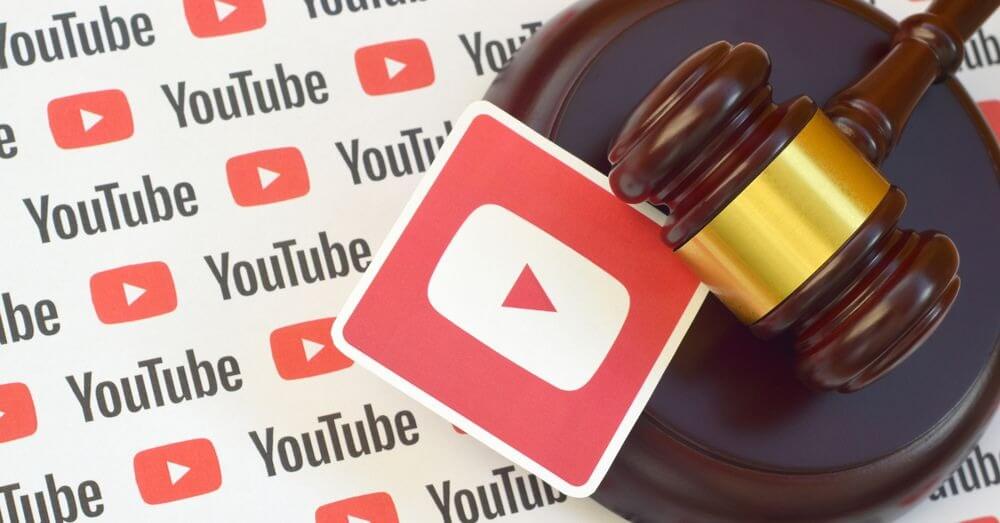 Das YouTube-Logo mit einem Richter-Hammer